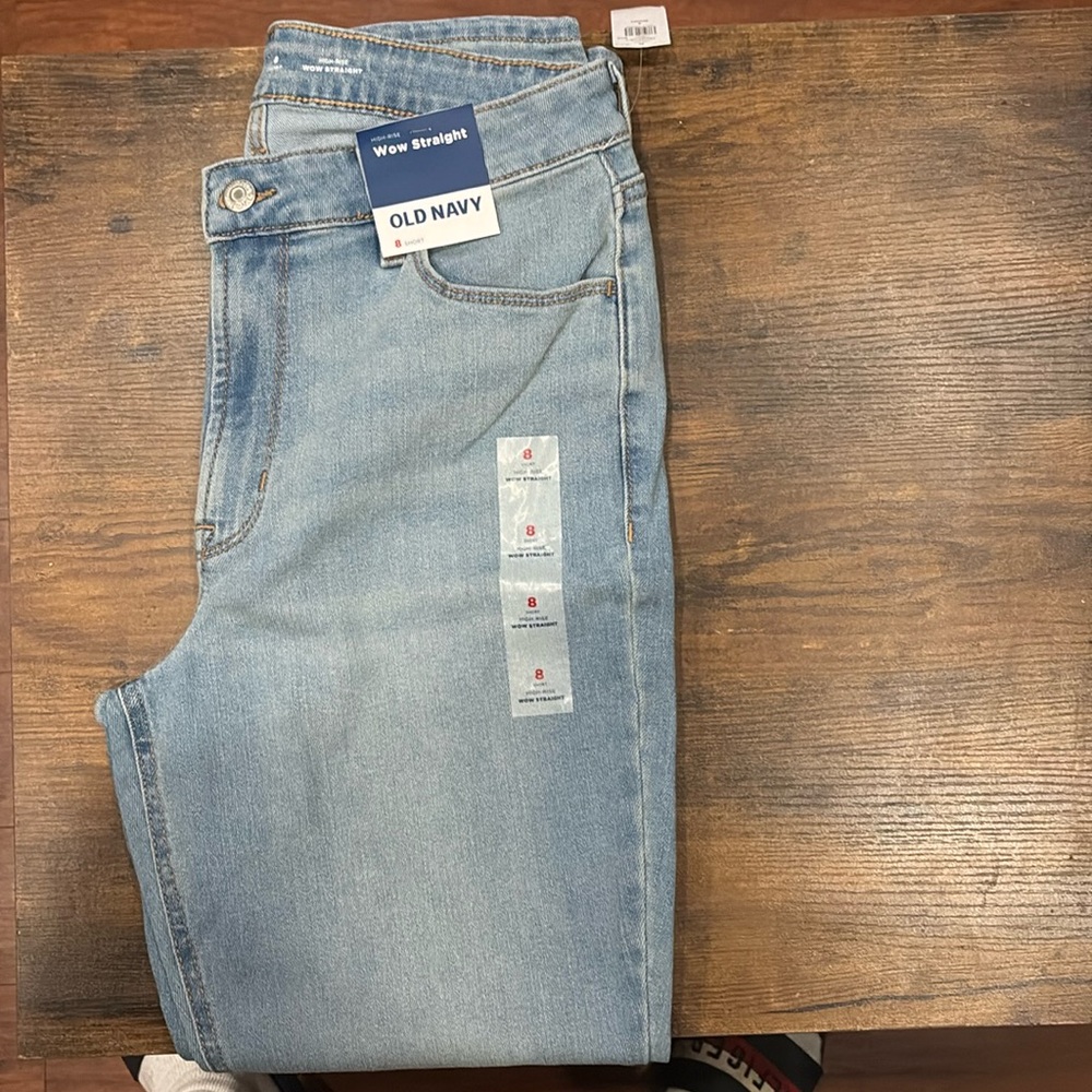 Size 8 old navy nwt jeans straight leg
Women size 8